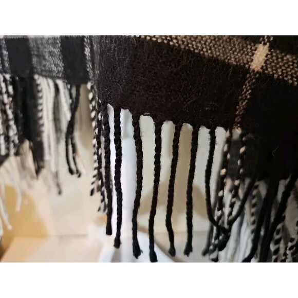 A New Day Womens Poncho One Size Fits Most Black/White Plaid Fringe Hem - Picture 5 of 9